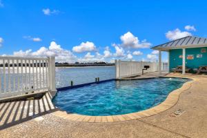 Piscina de la sau aproape de Harbor View Getaway