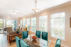 Χώρος καθιστικού στο Gulfside Garden De-Light