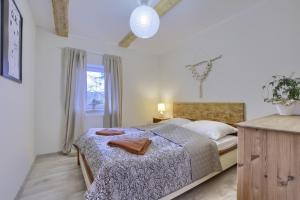Un dormitorio con una cama con una toalla. en Siedlisko Krasna, en Świeradów-Zdrój