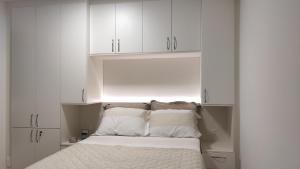 a bedroom with white cabinets and a bed at Paraíso Frente ao Mar in Barra Velha +33 photos