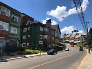 una strada con case e auto parcheggiate sulla strada di Flat Charme Gramado a Gramado