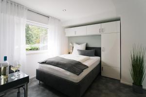 a bedroom with a large bed and a window at Ferienwohnungen Schranz GbR in Heppenheim an der Bergstrasse