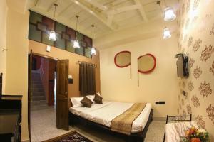 - une chambre avec un lit et deux miroirs sur le mur dans l'établissement HOTEL 86B, à Kolkata