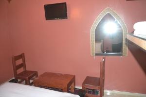Televízia a/alebo spoločenská miestnosť v ubytovaní Inyan Dakhla Hotel