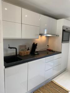 
A kitchen or kitchenette at Luxe appartement hartje knokke
