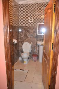 La salle de bains est pourvue de toilettes et d'un lavabo. dans l'établissement Inyan Dakhla Hotel, à Dakhla