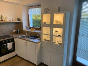 - une cuisine avec une armoire et de la vaisselle dans l'établissement NEW Apartment Penthouse, à Prague