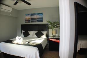 Un pat sau paturi într-o cameră la The All New Grace Bay Suites