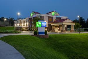 un hotel con un cartel frente a un edificio en Holiday Inn Express Hotel & Suites Lewisburg, an IHG Hotel, en Lewisburg