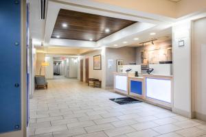 einen Flur eines Krankenhauszimmers mit einer Küche in der Unterkunft Holiday Inn Express Hotel & Suites Lewisburg, an IHG Hotel in Lewisburg