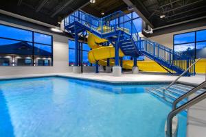 Bazén v ubytování Microtel Inn & Suites by Wyndham Mont Tremblant nebo v jeho okolí