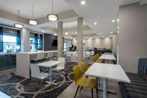 Restaurace v ubytování Microtel Inn & Suites by Wyndham Mont Tremblant