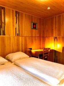 een slaapkamer met 2 bedden en een tafel met een tafel bij Andefu Hotel am Kantpark in Duisburg +28 foto's