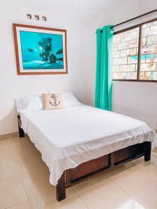 a bed in a room with a window at Miss Julyn Sweet Home in San Andrés