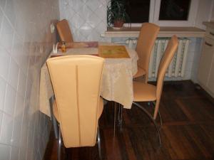 een eettafel met stoelen en een tafel met een boek bij 3-х комнатная квартира в центре in Tsjerkasi