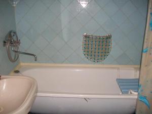 een badkamer met een bad en een wastafel bij 3-х комнатная квартира в центре in Tsjerkasi