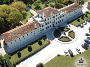 een uitzicht op een groot gebouw met geparkeerde auto's bij Hotel Villa Braida in Mogliano Veneto