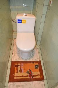 bagno con servizi igienici e tappeto sul pavimento di скд46 a Sumy