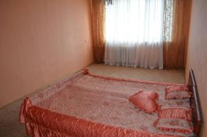 una camera da letto con letto con lenzuola e cuscini rossi di скд46 a Sumy