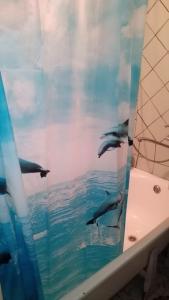 tenda da doccia con delfini che nuotano in acqua di скд46 a Sumy