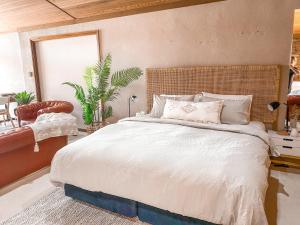Un pat sau paturi într-o cameră la Studio Fran - Port Macquarie canals