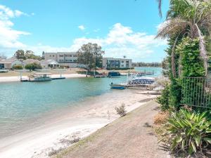 - Vistas a una playa con barcos en el agua en Studio Fran - Port Macquarie canals, en Port Macquarie