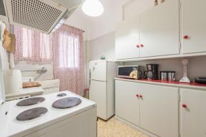 uma cozinha com um fogão e um frigorífico branco em Private Rooms Athens - Shared Bathroom em Atenas