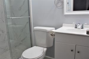 Clover 2900 - Apartment and Rooms with Private Bathroom near Washington Ave South Philly