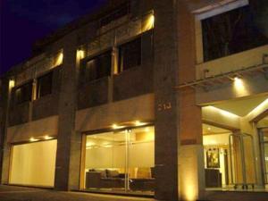 um edifício com luzes de lado à noite em Apart Gala em Mendoza