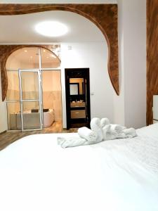 1 dormitorio con 1 cama con toallas en Casa Brava, en Alicante