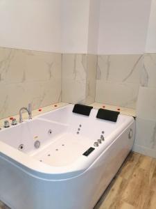y baño con bañera blanca grande. en Casa Brava, en Alicante