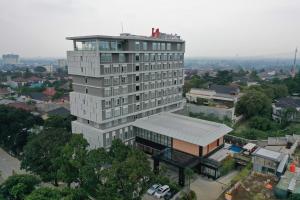 an overhead view of a tall white building at Swiss-Belinn Bogor in Bogor
