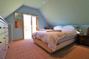 Postel nebo postele na pokoji v ubytování Cae Hedd Holiday Cottages in the heart of Monmouthshire