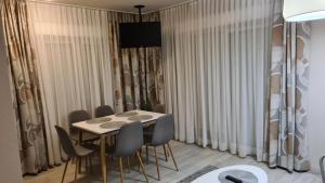 a dining room with a table and chairs at Apartament Czarna Góra B11 in Sienna