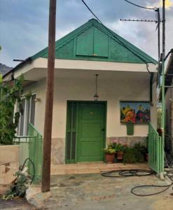 une maison avec une porte verte dans l'établissement Moutoullas Mountain Views, à Moutoullas