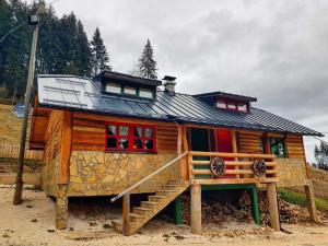 a log cabin with a solar roof on top of it at Apartman Jahorina Dolina mira in Pale