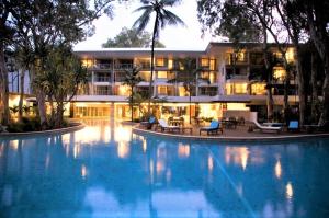 a large swimming pool in front of a hotel at PalmCove DriftAway in Palm Cove
