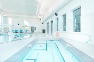 Bazén v ubytování Hyatt Place Kelowna nebo v jeho okolí