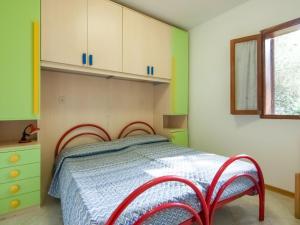 Schlafzimmer mit einem Bett mit roten Stühlen in der Unterkunft Belvilla by OYO Casa Pineta in Rosolina Mare