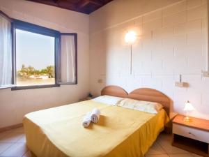 - une chambre avec un lit et 2 serviettes dans l'établissement Belvilla by OYO Brezza di mare, à Rosolina Mare