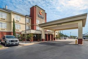 un hotel con un coche aparcado en un aparcamiento en Comfort Inn & Suites Millbrook-Prattville, en Millbrook