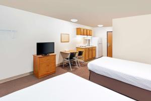Μια τηλεόραση ή/και κέντρο ψυχαγωγίας στο WoodSpring Suites Sioux Falls