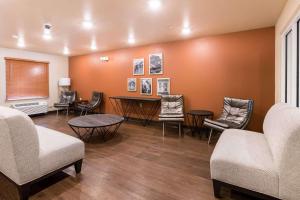 Posezení v ubytování WoodSpring Suites Lafayette