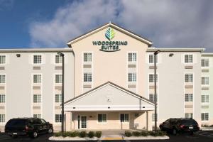 un edificio con una futura señal en él en WoodSpring Suites Miami Southwest, en Kendall
