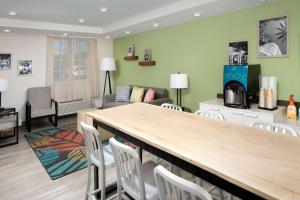 - un salon avec une table et des chaises dans l'établissement WoodSpring Suites Miami Southwest, à Kendall