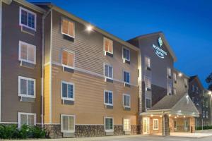 ナッシュビルにあるWoodSpring Suites Nashville Airportの側面に看板がある大きな建物