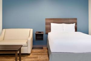 Tempat tidur dalam kamar di WoodSpring Suites Nashville Airport