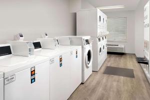 lavadero con lavadoras y secadoras blancas en WoodSpring Suites Murfreesboro, en Murfreesboro