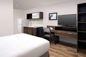 TV a/nebo společenská místnost v ubytování WoodSpring Suites Austin South Central I-35