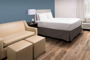 Postel nebo postele na pokoji v ubytování WoodSpring Suites Austin South Central I-35